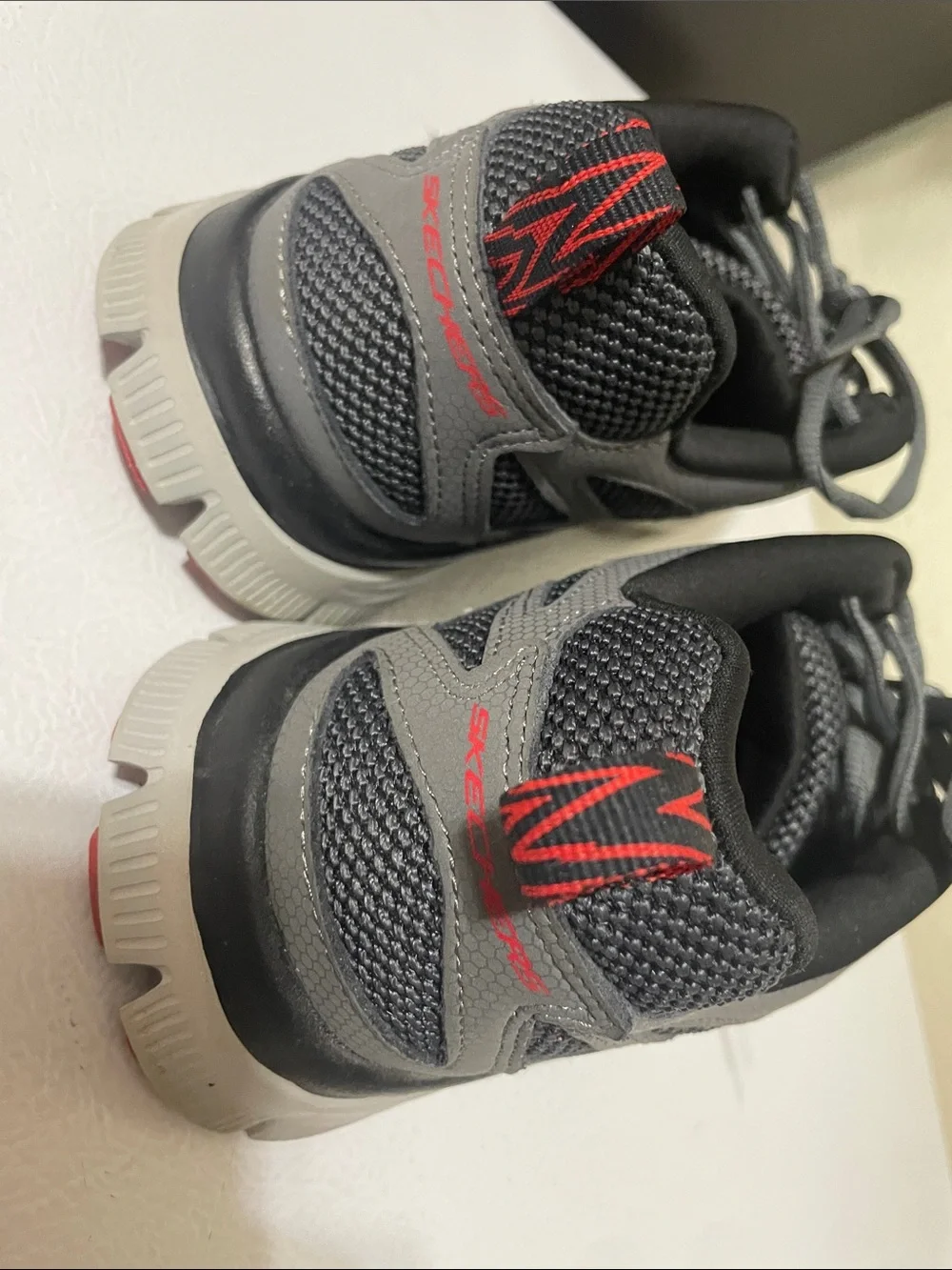 Skechers Men's  Black And Gray Memory Foam Shoes. Very Good Condition. Size 8.5.
